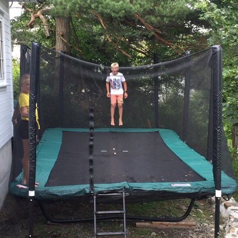 Stor trampoline (5x3m) selges billig