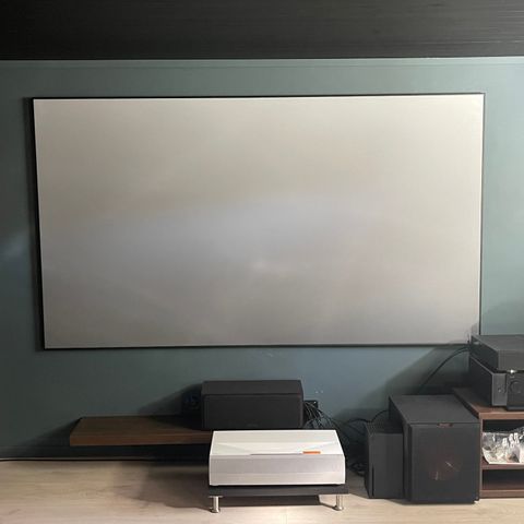 Optoma CinemaX P2 projektor og lerret