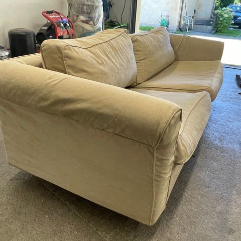 Beige sofa selges