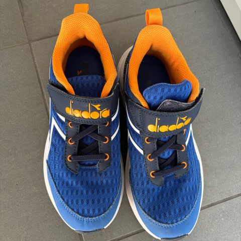 Diadora joggesko str 35