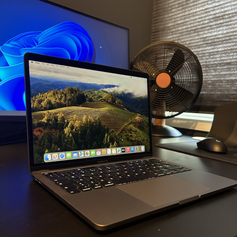 Macbook Pro 13" Mid 2020 + Mac lader