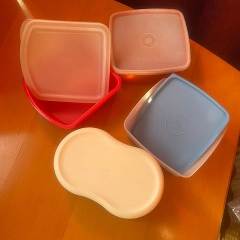 Tupperware diverse bokser og kake sprøyter.