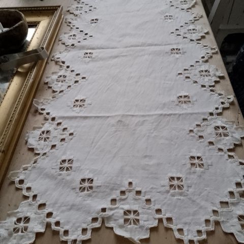 Søt gammel Hardanger brodert løper