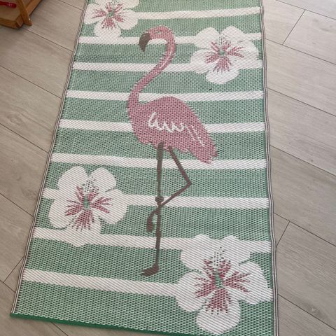 Kjempekult flamingoteppe selges billig!