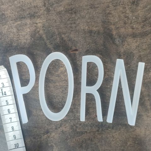 "PORN" - bokstaver i plast