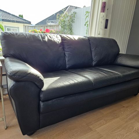 3-seter sofa og stol i sort skinn