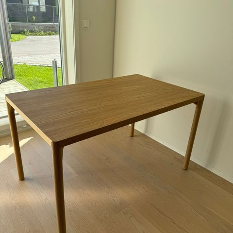 Pent brukt IKEA spisebord