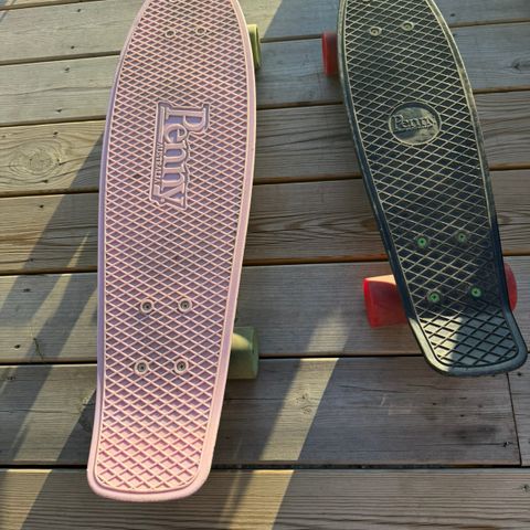 Pennyboard. Rosa 200kr. Svart 150kr. Begge 300kr