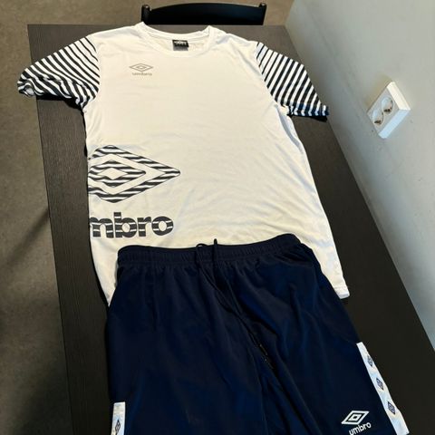 2 Umbro treningssett