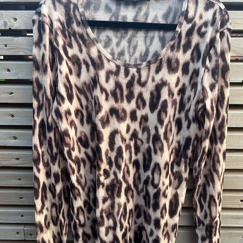 OUI 🖤 Nydelig overdel i leoprint - str L/XL