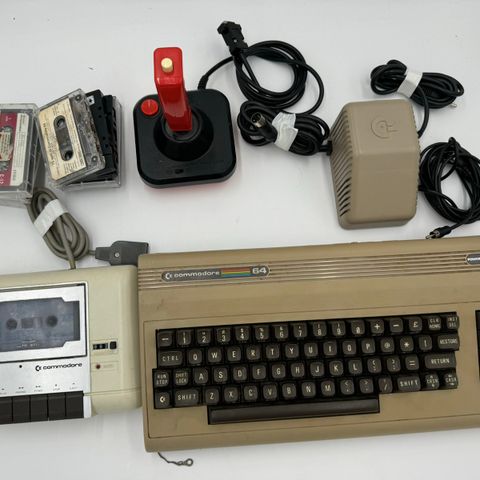 Commodore 64 med kassettspiller selges