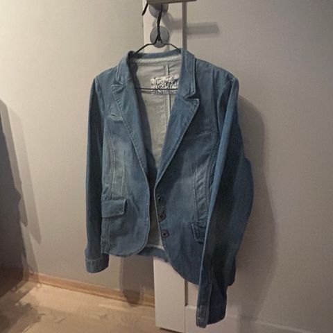 Klassisk blå denim jakke