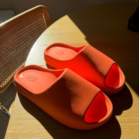 Pent brukte Yeezy Slides