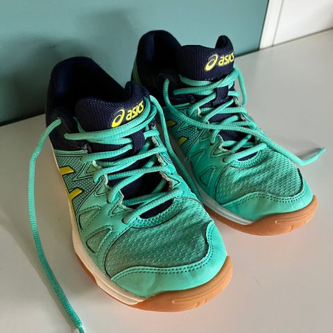 Asics gel upcourt hallsko str 35