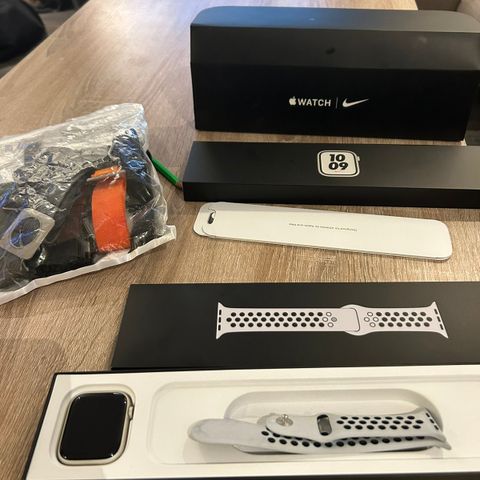 APPLE WATCH NIKE SERIES 7 GPS 45 MM STJERNESKINN ALUMINIUM PURE PLATINUM