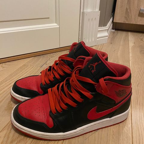 Nike Air Jordan 1 Mid Svart/Rød str.42