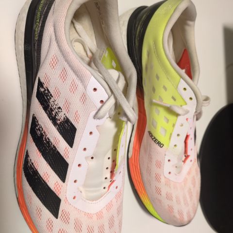 Ubrukte Adidas sko størrelse 42-43 (29,6 cm utvendig mål) selges