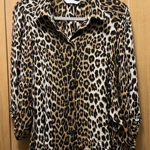 Leopardprint bluse i str L