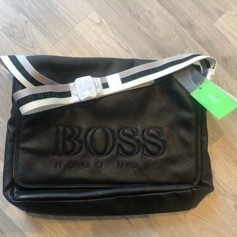 Ny ubrukt Hugo Boss skulderveske selges