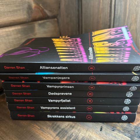 Ungdomsbøker - Darren Shan bok 1-8 (minus bok 3)