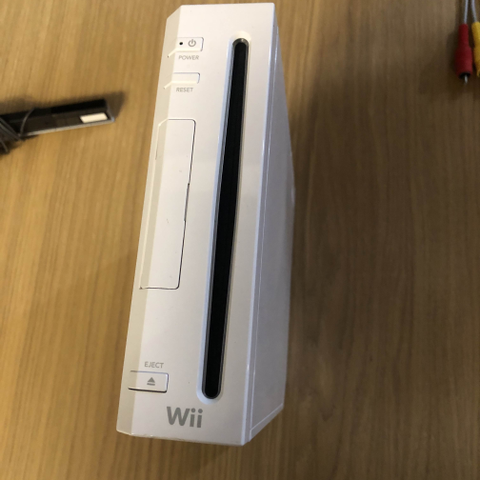 Nintendo Wii konsoll UTEN KONTROLLER + 4 spill