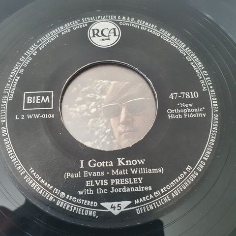 Elvis Presley - Are you lonesome tonight/I gotta know