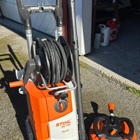 Stihl RE130 plus -Høytrykkspyler med terassevasker.