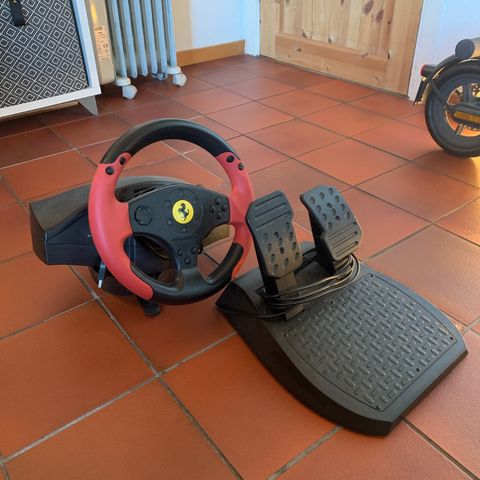 Ferrari Thrustmaster ratt og pedal selges