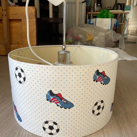 Lampe med fotballtema gis bort mot henting