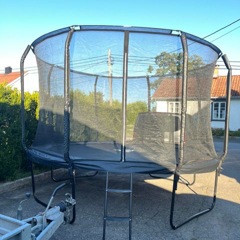 Nesten ny trampoline