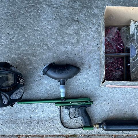 Paintballmarkør med lufttank, maske og 1500 baller.