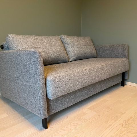 Cubed 140 sovesofa med armlener fra Innovation Living