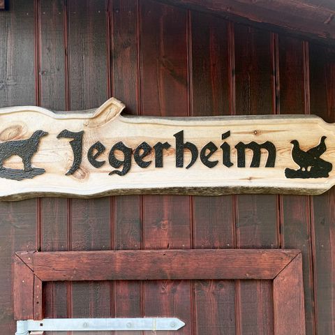 Treskilt «Jegerheim»