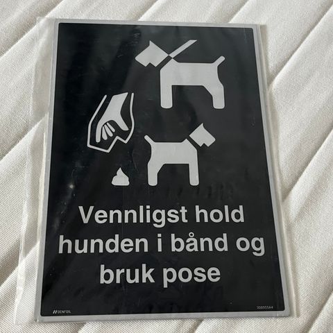 Skilt hold hunden i bånd og bruk pose, 297 x 210 mm