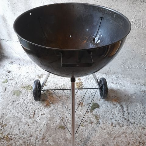 Weber 57cm kullgrill underdel selges kr 500,-/evt bud