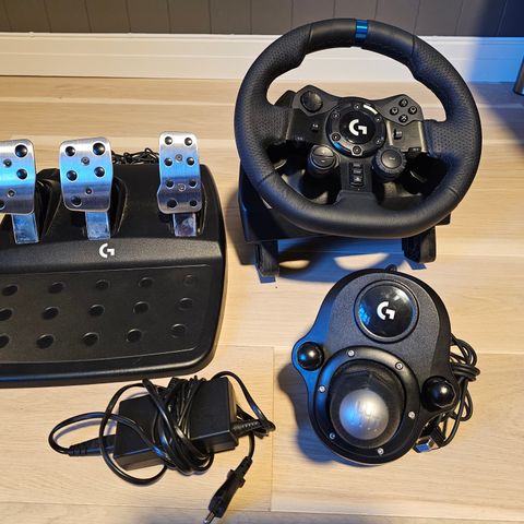 Logitec G923 Racing wheel and pedals til PlayStation og PC