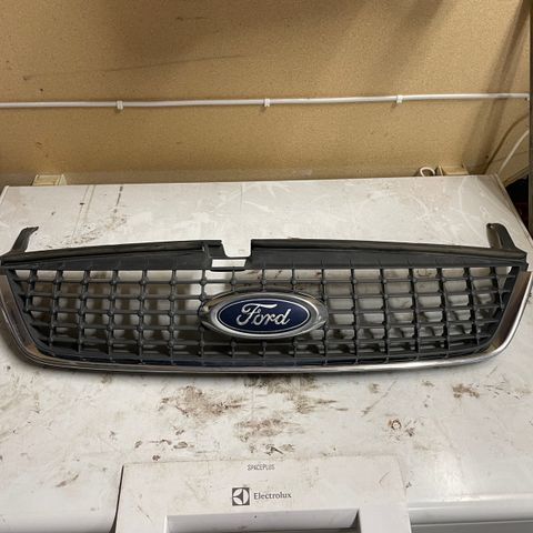 Ford mondeo front grill svart.