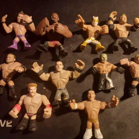 10 små WWE figurer