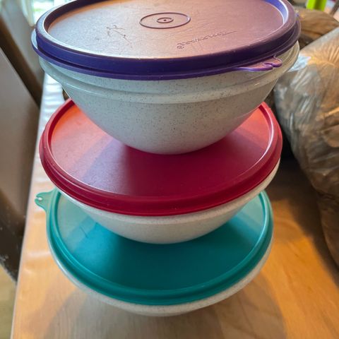 Bollesett kr  250,-, Tupperware