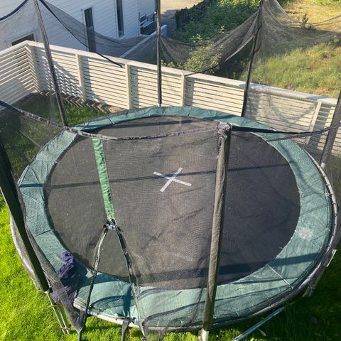 Stor trampoline gis bort.