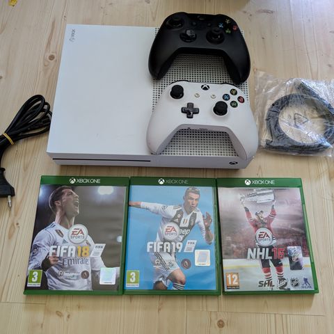 Xbox One S, med 2 hånd kontrollere.