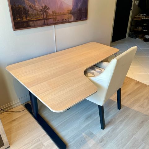 (RESERVERT) Pent brukt Bekant (IKEA) skrivebord hev og senk