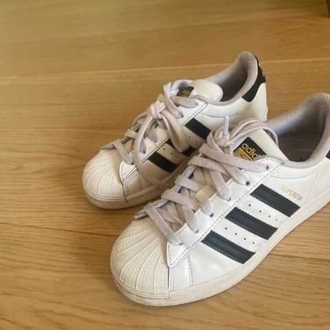 Adidas Sneakers i str 35,5 selges