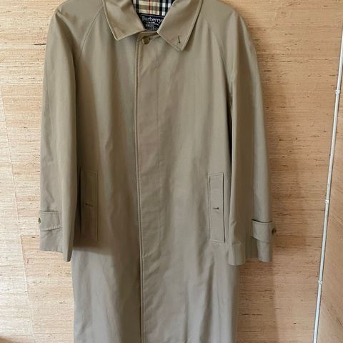 Ubrukt Burberry trenchcoat selges