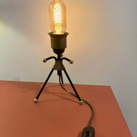 Vintage trebeint bordlampe, messingdetaljer