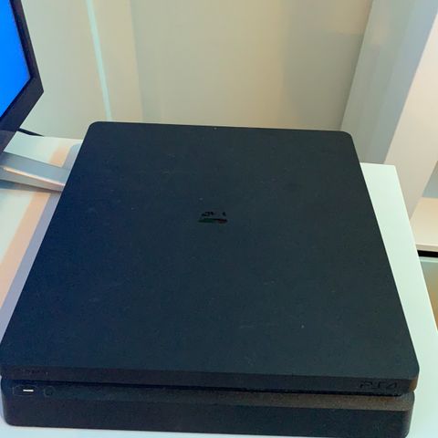 PS4 + 2 Kontrollere