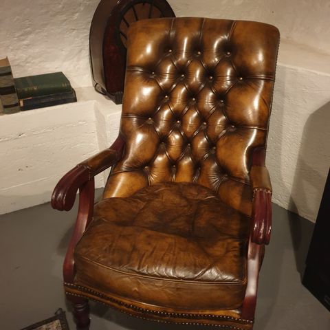 Mill Brook Furniture Skinnstol "Chesterfield"