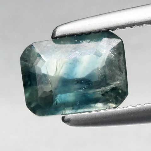 0.76 ct 6x4.5mm Oktagon Blåaktig Grønn Safir. Madagaskar