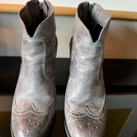 Stilige, råkule ankelboots i skinn. Cowboy boots