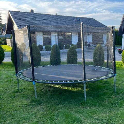 Stor trampoline